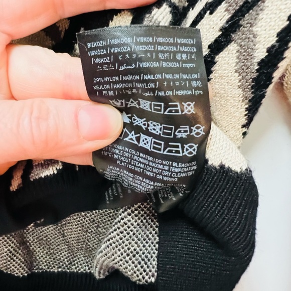 NWT Guess Posie Sweater Jacquard Cardigan Size XS. Black and Cream. - Picture 8 of 10